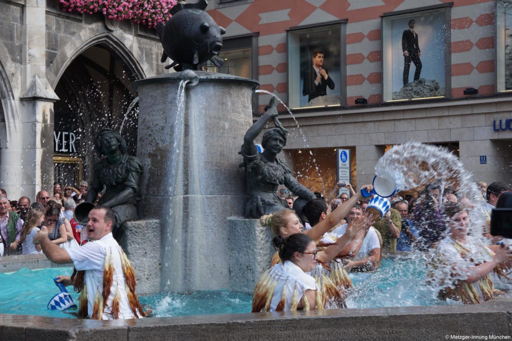 Münchner Metzgersprung: Wasserschlacht am Fischbrunnen