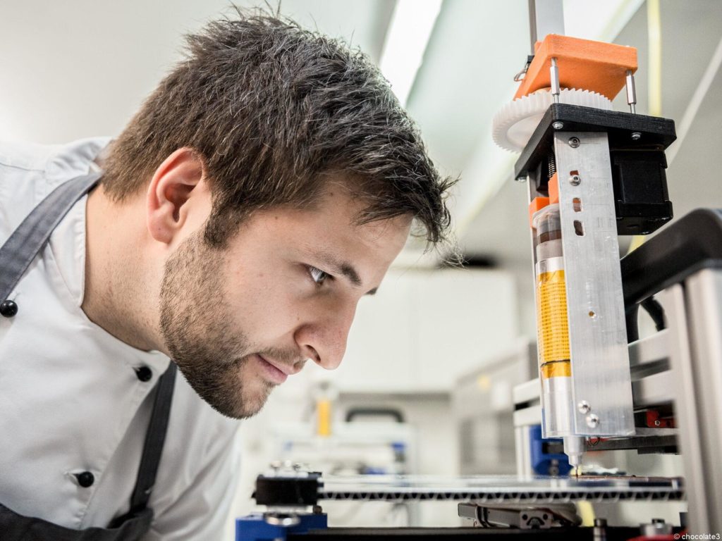 Genial: Konditor Benedikt druckt Schokolade
