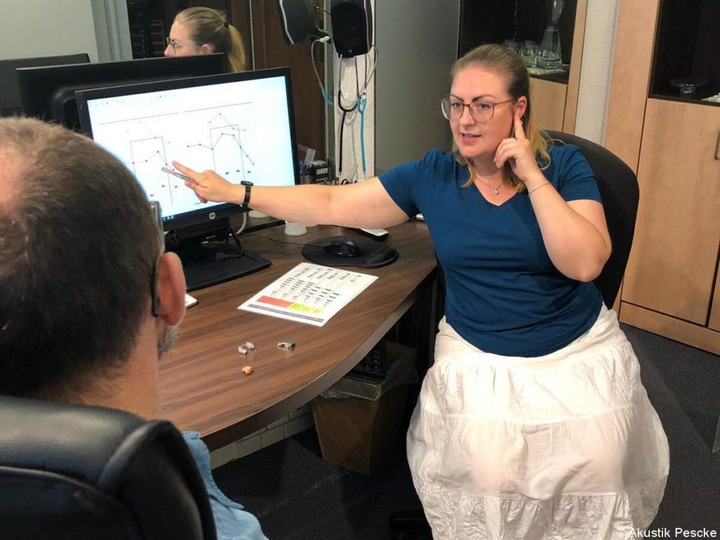 Hörakustikerin Elena bringt die Welt der Geräusche zurück
