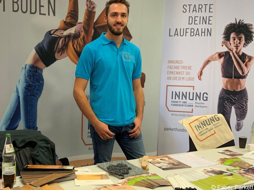 Parkettleger David steht auf Böden