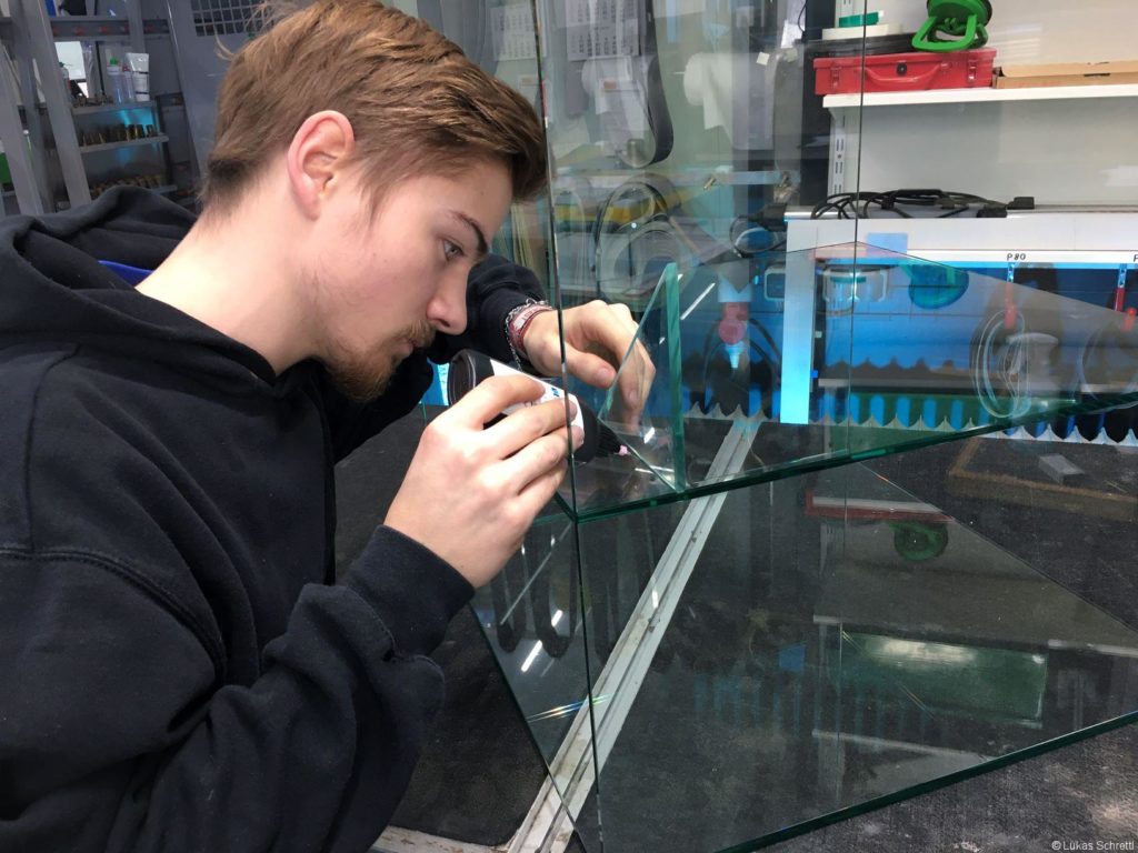 Welt der Glaser: Vitrinen, Fassaden und leuchtende Kirchenfenster