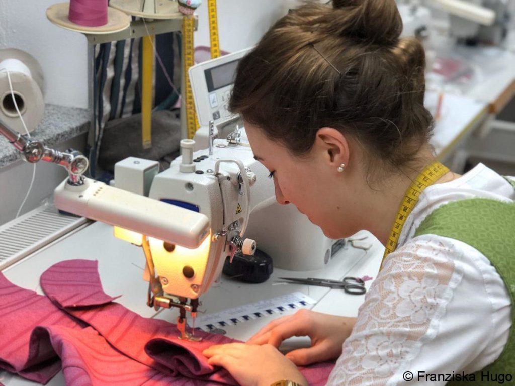 Trachtenschneiderin Franziska kennt die Dirndl-Trends