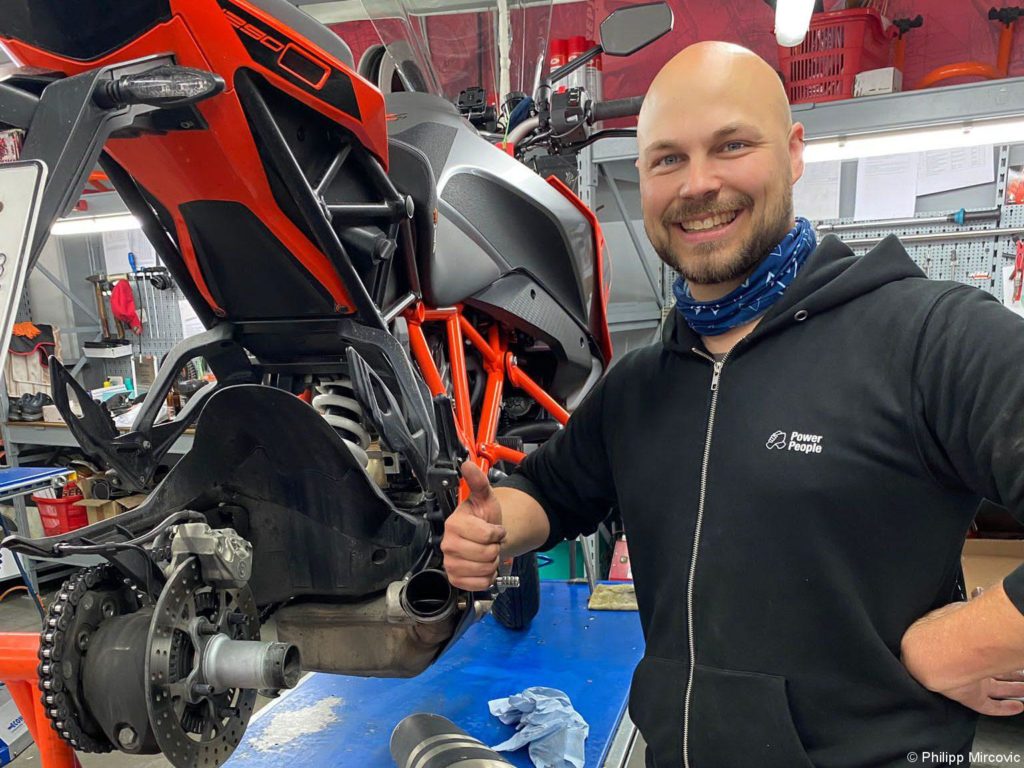 Sebastian traut sich den Ritt auf der Kanonenkugel