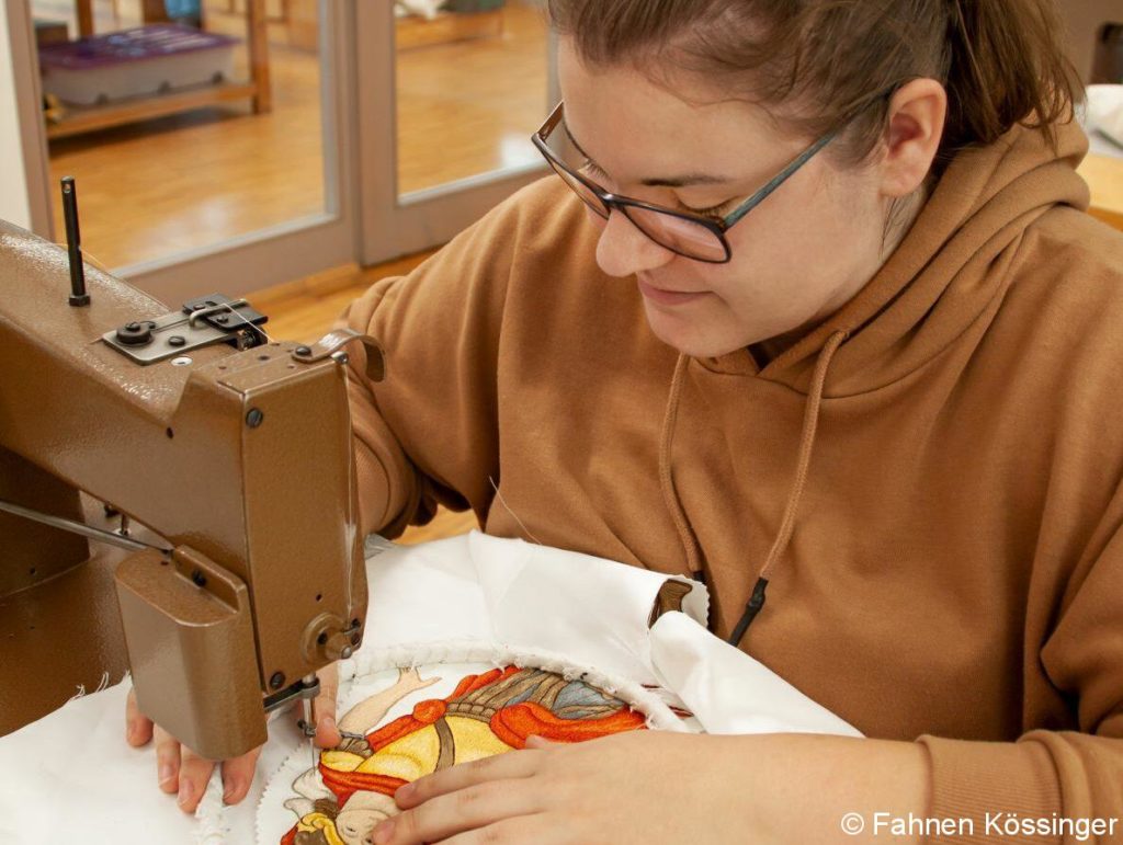 Textilgestalterin Jasmin malt Bilder mit Nadel und Faden