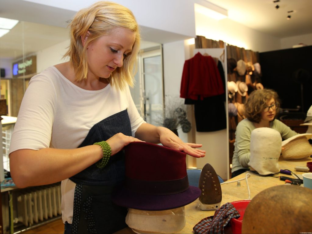 Gut behütet: Ausbildung zum Modist und Hüte für den Sommer 2015