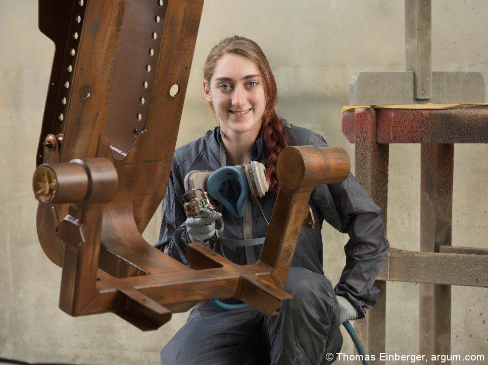 Ausbildung mit Adrenalinkick: Katharina lackiert Achterbahnen