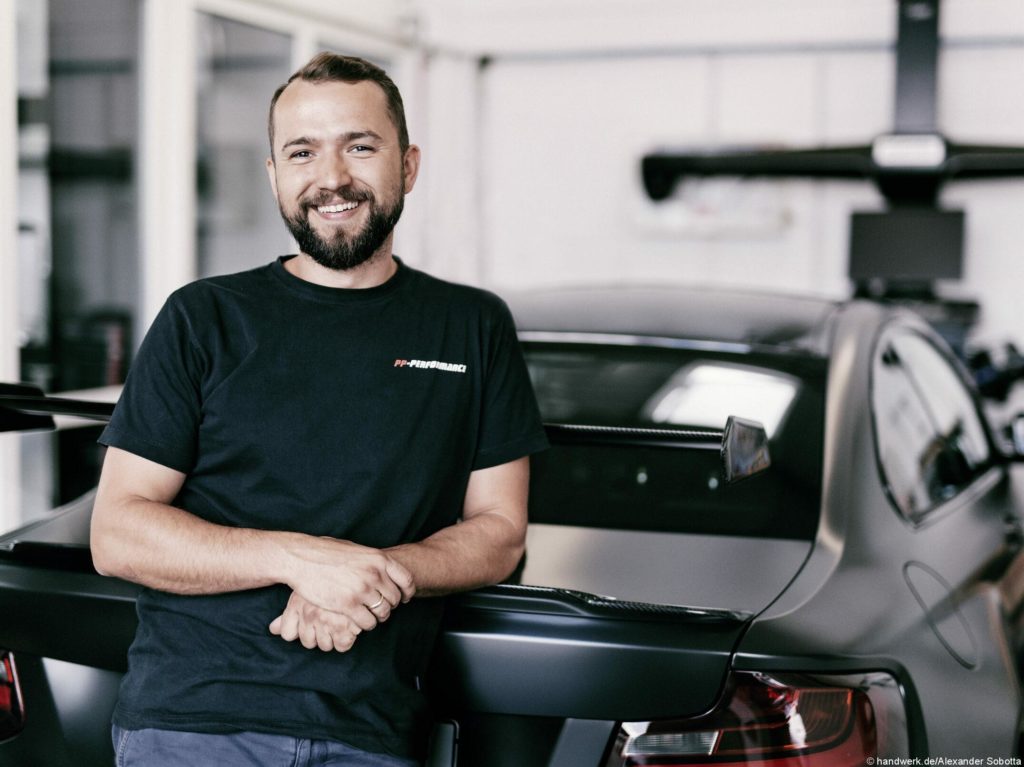 Kfz-Mechatroniker Jimmy Pelka gibt Vollgas! Er tunt Autos für Kinofilme.