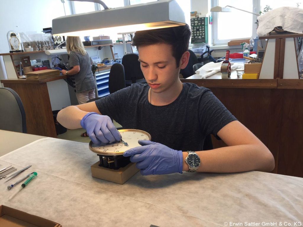 Zu Besuch beim Uhrmacher: Julius schaut genau hin